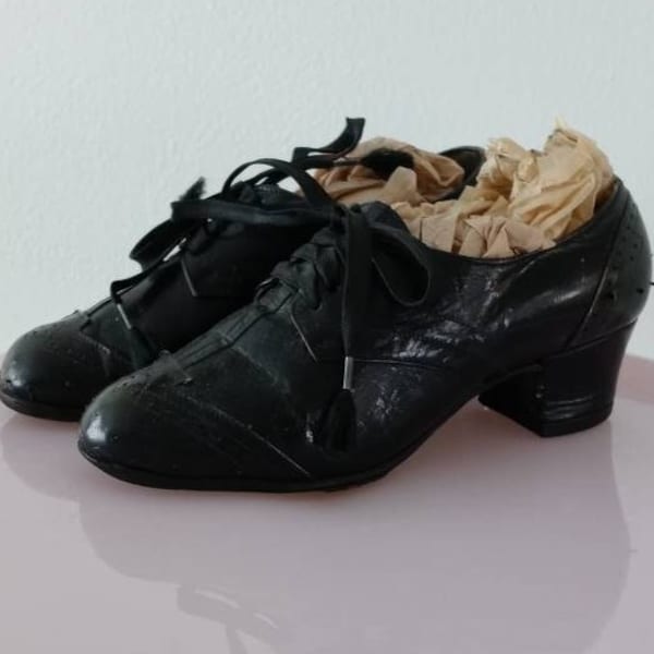 1930 - 1940s Child's Size Oxfords with a "Cat Paw" Heal | Unusual child's size in black leather