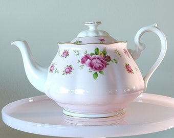 Royal Albert New Country Roses Teapot | Beautiful condition!