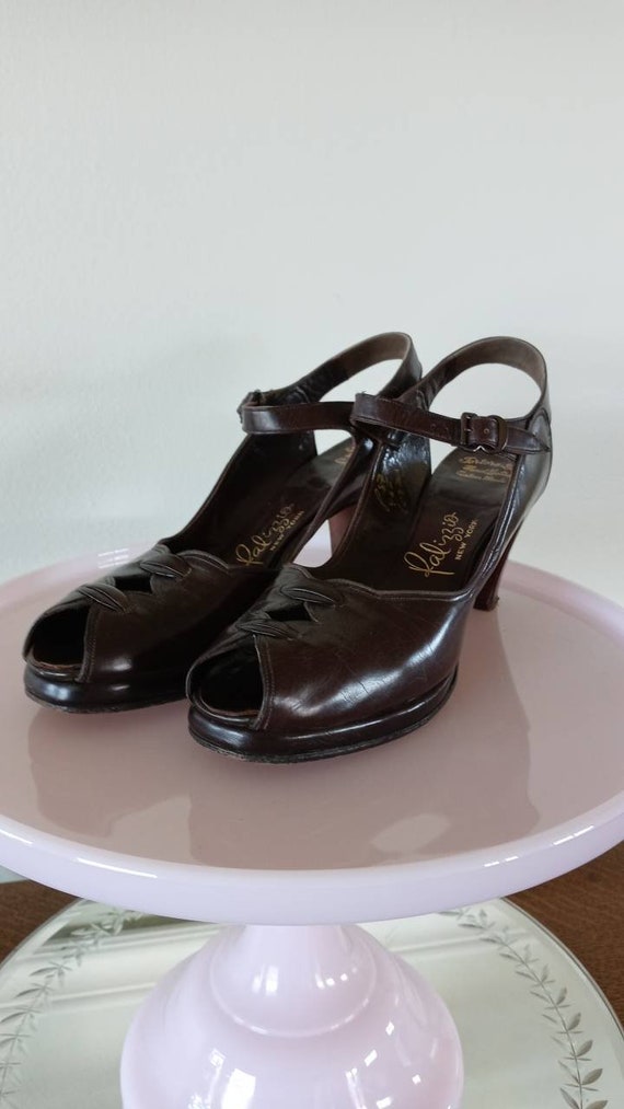 1940s Slingback Peep Toe Pumps in Brown Leather | 