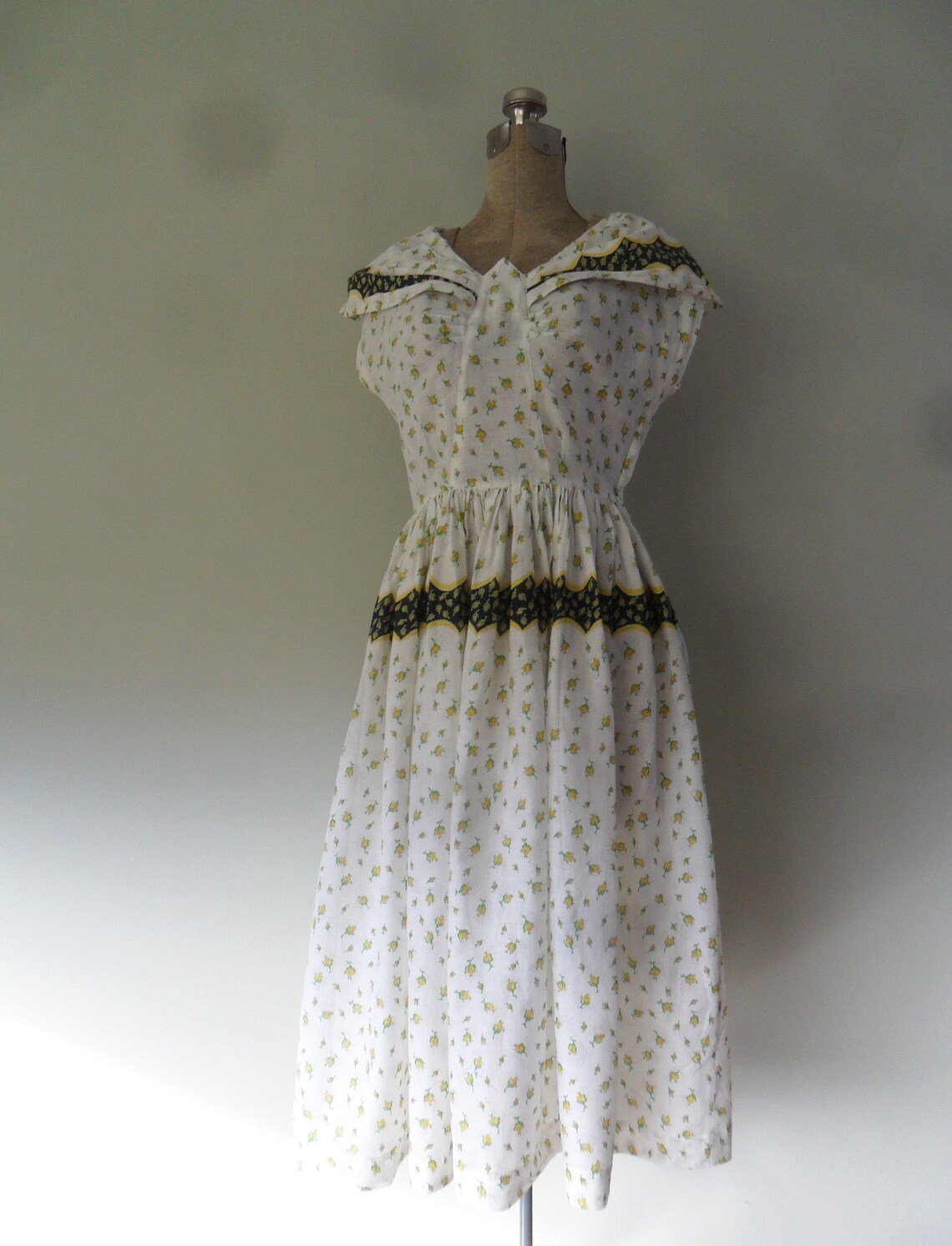 1950s Gold Novelty Print Cotton Day Dress with Eagles and Laurel Crests main image 0