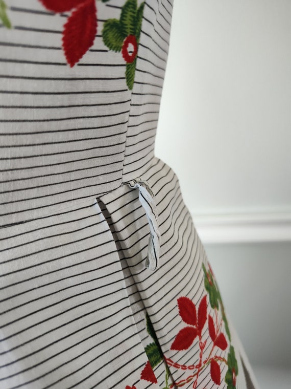 1960s Novelty Print Cotton Sleeveless Day Dress |… - image 7
