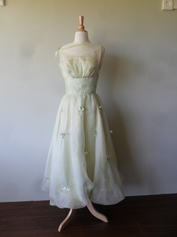 1950s Flouncy Prom Dress in Pale Green | Sleevele