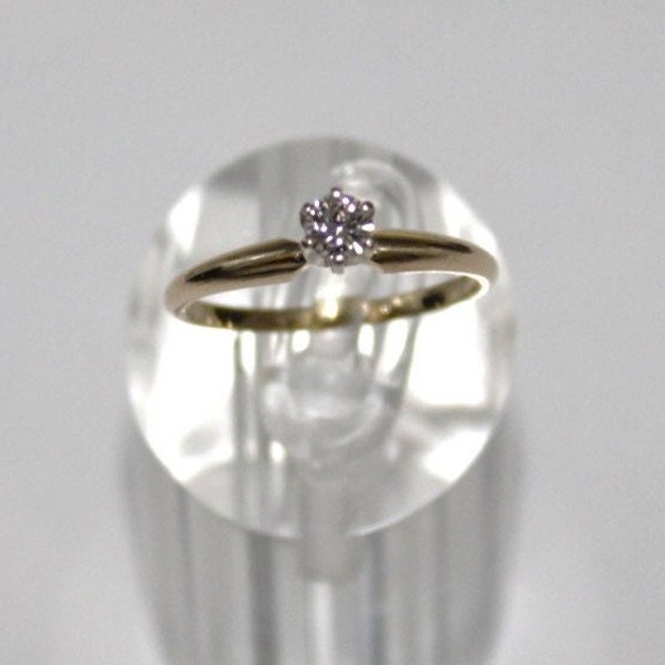 14K Yellow Gold Solitaire Diamond Engagement Ring(7.5)