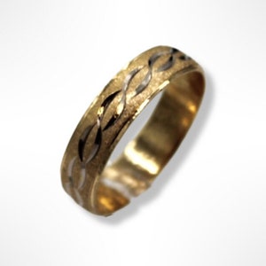 14K Yellow Gold Men's Etched Wedding Band (12.25)