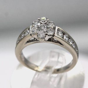 Anillo de compromiso de oro blanco de 14 quilates con múltiples diamantes y diseño floral, talla 7