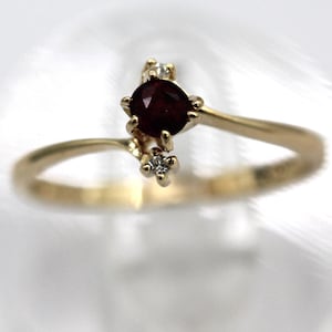 14k Yellow Gold Beautiful Ruby and Diamond Ring Size 7.25