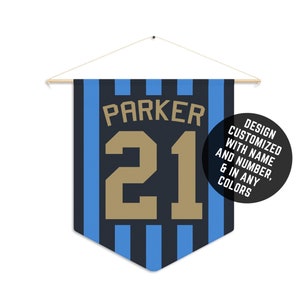 Benutzerdefinierte Fußball-Wimpel, personalisieren mit Name und Nummer und in allen Teamfarben, Option zum Hinzufügen von Datum / Kurznachricht, 18 x 21 in Banner