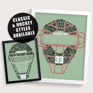 Op de afbeelding: Twee ingelijste woordkunstprints met een groene achtergrond en rode tekst. De eerste print is een hockeyhelm met de woorden "Battery", "Chandler", "Jabstep", "Foul Tip", "Play at the Plate", "Signs", "Changeup", "Ready Stance", "Rule", "Hall", "Pad", "Distrad", "Hope", "Black", "Bust the Hitter", "Pop Fouls", "Rock and Throw", "Goat's Beard", "Nooting", "Chest Protection", "Pitch Out", "88" in de helm. De tweede print is een honkbalhandschoen met de woorden "Dirt", "Save", "Arm", "Fake", "Airmail", "Pitch Out", "Steamroll", "Pop Fouls", "Gladiators", "Gadhop", "Lead", "Rust the Hitter", "The Ball", "Work", "Stretch", "Square to", "Receiving", "Blocking", "Pick Off", "Replacement", "Mask", "Cross", "Take", "Interference", "Signs", "Slide Block", "Battery", "Waste", "Pitch", "Strike", "33", "Fly Ball", "Circus", "Catch", "Cannon", "Shifting", "Walk", "Brush Back", "Payoff", "Pit", "Relaxed Stance", "An of Corn", "Battery", "Brush Back", "Ooted", "Blue Guards", "Snoop" in de handschoen.