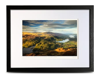 Loch Katrine, Achray et Venachar de Ben Venue, Trossachs, Écosse - Impression photo d'art écossais encadrée A4 (40 x 30 cm) par Neil Barr