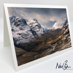 Regardant vers le bas à Glen Coe devant les trois sœurs en hiver - Carte de voeux Écosse par le photographe paysagiste écossais Neil Barr - Intérieur vierge
