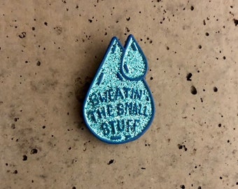 Sweatin' [emaille speld]