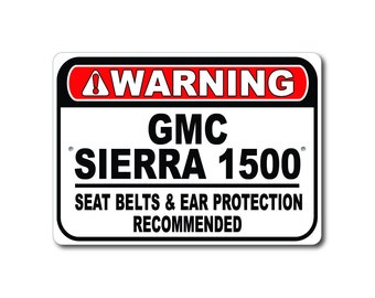 Segnale di avvertimento GMC Sierra 1500, cinture di sicurezza e protezione per le orecchie consigliate, arredamento regalo per garage Sierra 1500, cartello in metallo GMC Sierra 1500