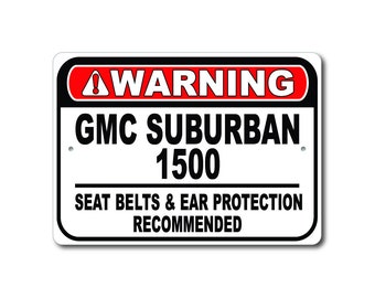 GMC Suburban 1500 Segnale di avvertimento, cinture di sicurezza e protezione per le orecchie consigliate, Suburban 1500 Garage Gift Decor, GMC Suburban 1500 Metal Sign