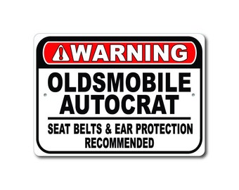 Oldsmobile Autocrat Warning Sign, Cinture di sicurezza e protezione per le orecchie consigliate, Autocrat Garage Gift Decor, Oldsmobile Autocrat Metal Sign