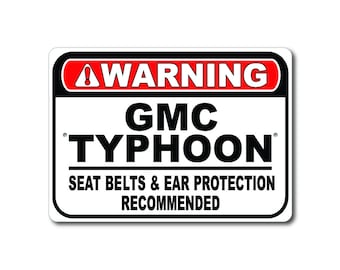 GMC Typhoon Warning Sign, Cinture di sicurezza e protezioni per le orecchie consigliate, Typhoon Gift Sign, Typhoon Garage Decor, Metal GMC Typhoon Sign