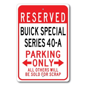 Op de afbeelding: Een rood en wit parkeerbord met de tekst "RESERVED BUICK SPECIAL SERIES 40-A PARKING ONLY" en pijlen die naar links en rechts wijzen. De onderkant van het bord luidt "ALL OTHERS WILL BE SOLD FOR SCRAP".