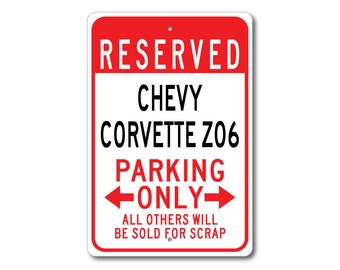 Könnte beinhalten: Ein rotes und weißes Schild mit dem Text "RESERVED CHEVY CORVETTE Z06 PARKING ONLY" mit Pfeilen, die nach links und rechts zeigen. Der Text "ALL OTHERS WILL BE SOLD FOR SCRAP" befindet sich unter den Pfeilen.