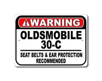 Cartello di avvertimento Oldsmobile 30-C, cinture di sicurezza e protezione per le orecchie consigliate, cartello regalo 30-C, arredamento garage 30-C, cartello Oldsmobile 30-C in metallo