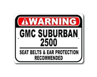 GMC Suburban 2500 Segnale di avvertimento, cinture di sicurezza e protezione per le orecchie consigliate, Suburban 2500 Garage Gift Decor, GMC Suburban 2500 Metal Sign