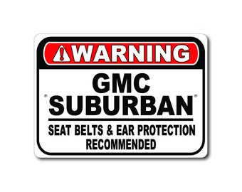 Segnale di avvertimento suburbano GMC, cinture di sicurezza e protezione per le orecchie consigliate, segno regalo suburbano, arredamento garage suburbano, segno suburbano GMC in metallo