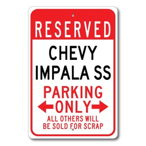以下が含まれることがあります： 赤と白の金属製の看板に「RESERVED CHEVY IMPALA SS PARKING ONLY」という文字と左右に指し示す矢印が書かれている。矢印の下には「ALL OTHERS WILL BE SOLD FOR SCRAP」という文字が書かれている。