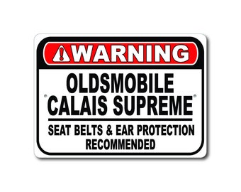 Oldsmobile Calais Supreme Warning Sign, Cinture di sicurezza e protezione per le orecchie consigliate, Calais Supreme Garage Decor Gift, Metal Oldsmobile Sign