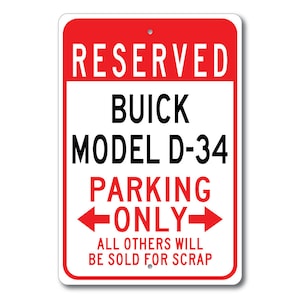 Puede incluir: Un letrero rojo y blanco con el texto "RESERVED BUICK MODEL D-34 PARKING ONLY" con flechas que apuntan hacia la izquierda y la derecha. El texto "ALL OTHERS WILL BE SOLD FOR SCRAP" está impreso debajo de las flechas.