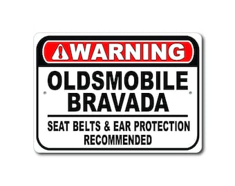 Oldsmobile Bravada Warning Sign, Cinture di sicurezza e protezione per le orecchie consigliate, Bravada Garage Gift Decor, Oldsmobile Bravada Metal Sign