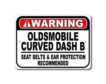 Oldsmobile Curved Dash B Segnale di avvertimento, Cinture di sicurezza e protezioni per le orecchie consigliate, Curved Dash B Garage Decor Gift, Metal Oldsmobile Sign