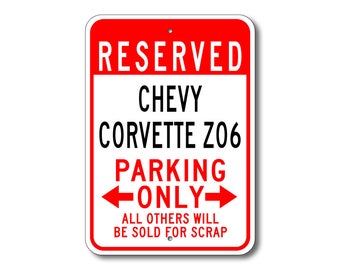 Könnte beinhalten: Ein rotes und weißes Schild mit dem Text "RESERVED CHEVY CORVETTE Z06 PARKING ONLY" und "ALL OTHERS WILL BE SOLD FOR SCRAP".