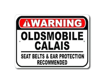 Segnale di avvertimento Oldsmobile Calais, cintura di sicurezza e protezione per le orecchie consigliata, cartello Calais, arredamento regalo garage Calais, cartello in metallo Oldsmobile Calais