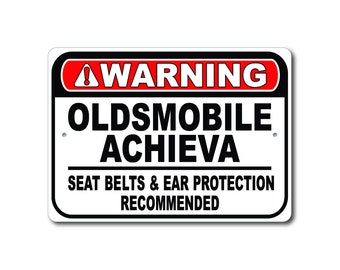 Oldsmobile Achieva Warning Sign, cinture di sicurezza e protezione per le orecchie consigliate, Achieva Garage Gift Decor, Oldsmobile Achieva Metal Sign