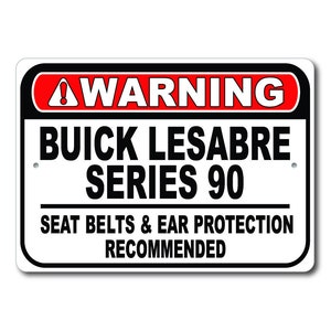 Buick Lesabre Series 90 Warnschild, Sicherheitsgurte und Gehörschutz empfohlen, Lesabre Series 90 Garage Decor Geschenk, Metall Buick Schild