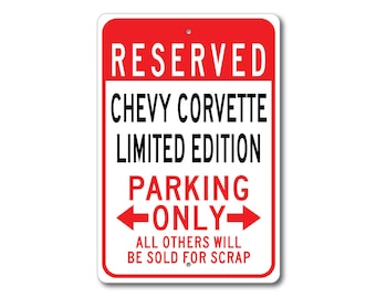Könnte beinhalten: Ein rotes und weißes Schild mit dem Text "RESERVED CHEVY CORVETTE LIMITED EDITION PARKING ONLY" mit Pfeilen, die nach links und rechts zeigen. Der Text "ALL OTHERS WILL BE SOLD FOR SCRAP" befindet sich am unteren Rand des Schildes.