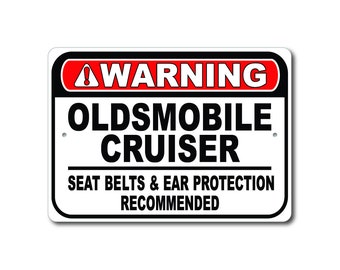 Oldsmobile Cruiser Warning Sign, Cinture di sicurezza e protezioni per le orecchie consigliate, Cruiser Garage Gift Decor, Oldsmobile Cruiser Metal Sign