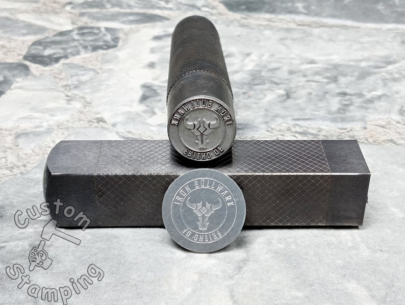 K&ouml;nnte beinhalten: Zwei Metallstempel mit einem Stierkopfdesign. Der obere Stempel ist rund und lautet "Iron Bullwark Friend Of", der untere Stempel ist rechteckig und lautet "Iron Bullwark Friend Of".