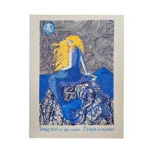 Puede incluir: Una sirena azul y amarilla se sienta en una roca con un palo amarillo en la mano. El fondo es un patrón azul oscuro y negro. El texto "Ye may think on yer cradle - I'll think on my stain" está en la parte inferior de la imagen.