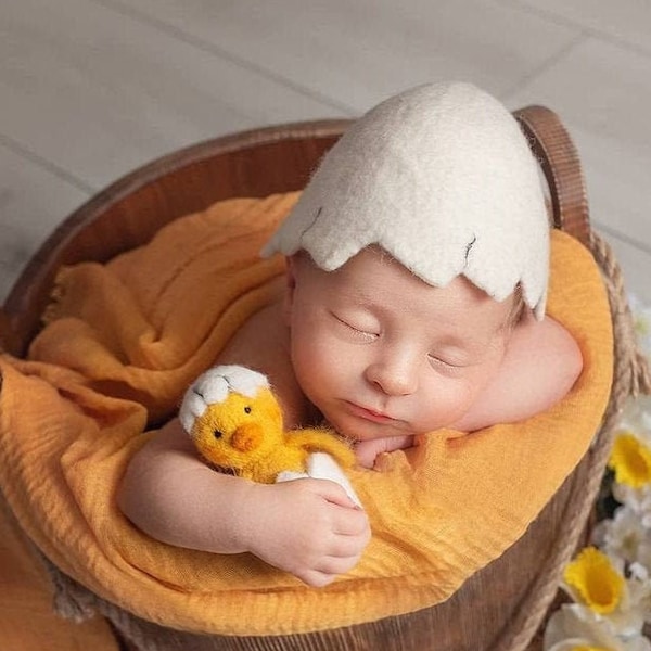 Newborn photo props set, baby chicken costume, wool hat & felted toy, Easter outfit for babies