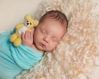 Wool basket stuffer for newborn baby, photo prop beige felted layer, curly round blanket, studio photography