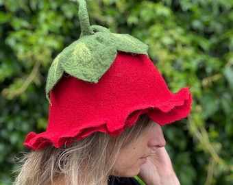 Gevilte saunahoed met rode bloem, kostuumaccessoire halloween, elfjes elfenhoed, handgemaakte wol