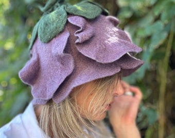 Gorro de sauna de fieltro morado, gorro de spa de lana hecho a mano con flores, accesorio único para sauna de estilo rústico.