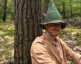 Sombrero de druida verde con pluma – Disfraz de bruja del bosque hecho a mano – Estilo cosplay medieval de fieltro