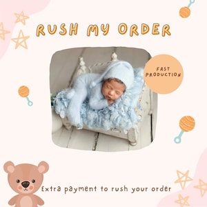 Könnte beinhalten: Ein Baby in einem hellblauen Strick-Outfit mit passender Mütze schläft auf einem weißen Bett. Das Bild zeigt den Text "Rush My Order" und "Fast Production" in Orange. Der Hintergrund ist rosa und weiß mit Sternen und einem Teddybär.