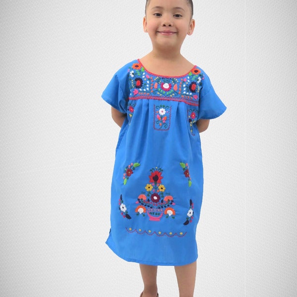 Mexikanische Kleid des Mädchens Puebla Aqua handgemachte mehrfarbige Blumenstickerei