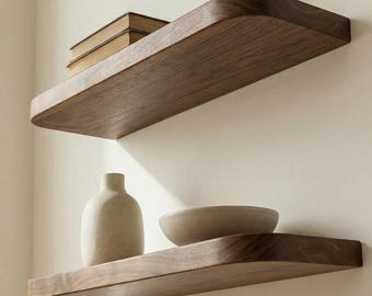 Minimalistische zwevende houten plank, gladde afgeronde hoeken, kaarsen en decor, echte foto