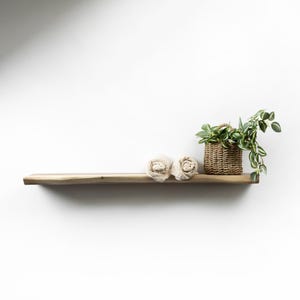 Industrielles rustikales schwebendes Regal für Pflanzgefäß - Hölzernes Live Edge Wandregal für Haus, Küche und kleine Raumdekoration