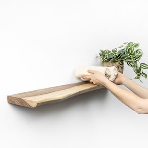 Rustikales schwebendes Holzregal für Pflanzgefäß - Industrielles Live Edge Wandregal für Wohnkultur, Küche und kleine Räume