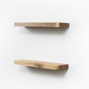 Estante flotante de madera natural, perfecto para tu oficina, cocina o hogar. Funcional, elegante y perfecto para guardar cosas en cualquier habitación.