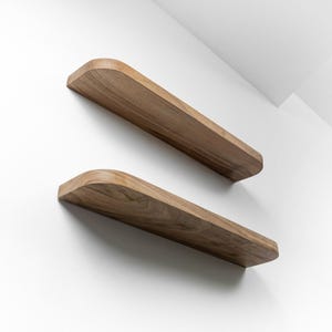 Holzregal mit abgerundeten Ecken - Elegantes und stilvolles Wohnkulturstück für eine warme, gemütliche Atmosphäre in Ihrem Wohnraum