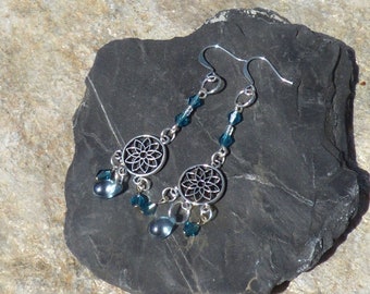 Boucles d’oreilles bleu clair et sarcelle de 2,5 " et boucles d’oreilles en cristal avec breloques de fleurs argentées et fils d’oreille plaqués argent